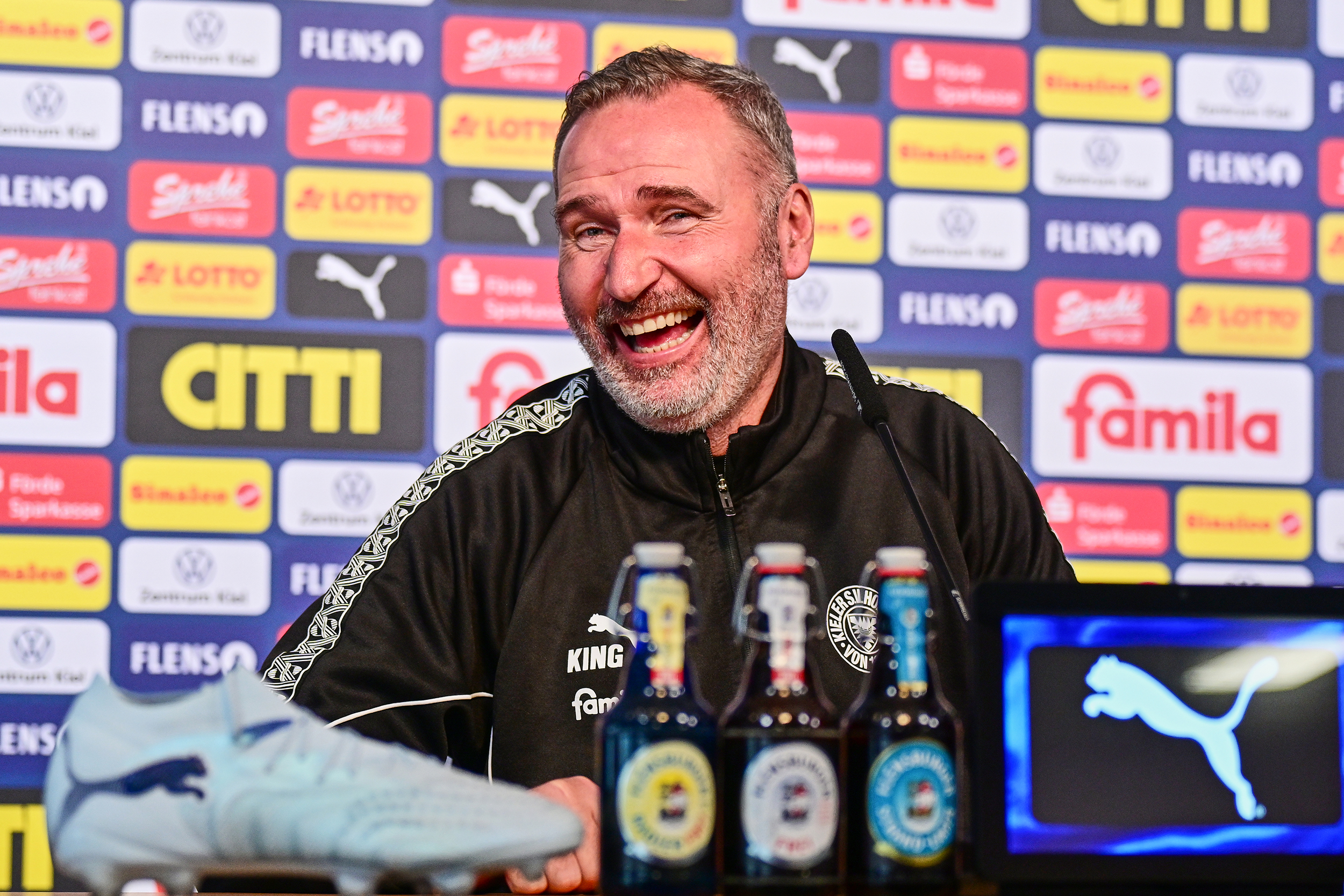 Trainer Tim Walter (gut gelaunt) bei der Pressekonferenz vor dem Heimspiel gegen den 1.FC Nürnberg